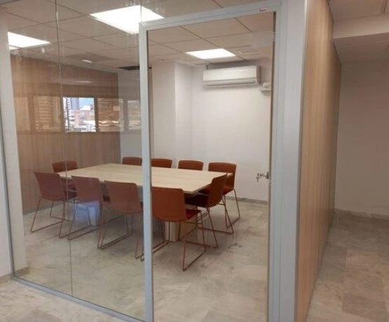 Proyecto de mampara divisoria de cristal en oficina