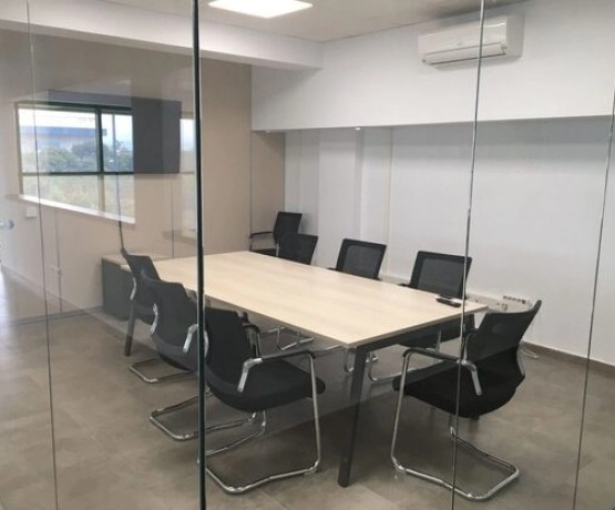 Sala de reuniones con mampara divisoria de cristal
