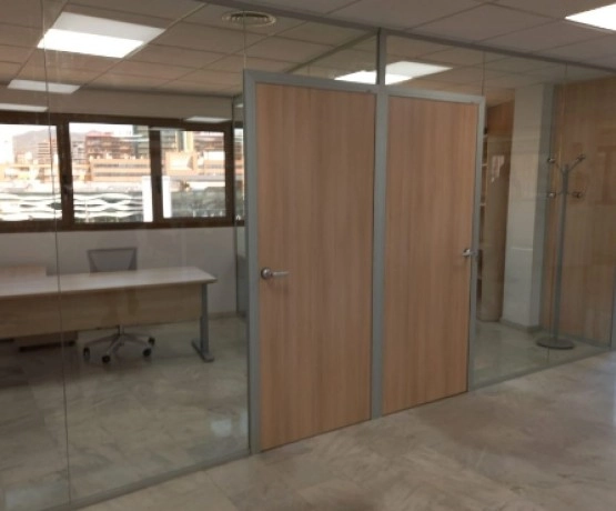 Mampara de cristal con puertas de madera